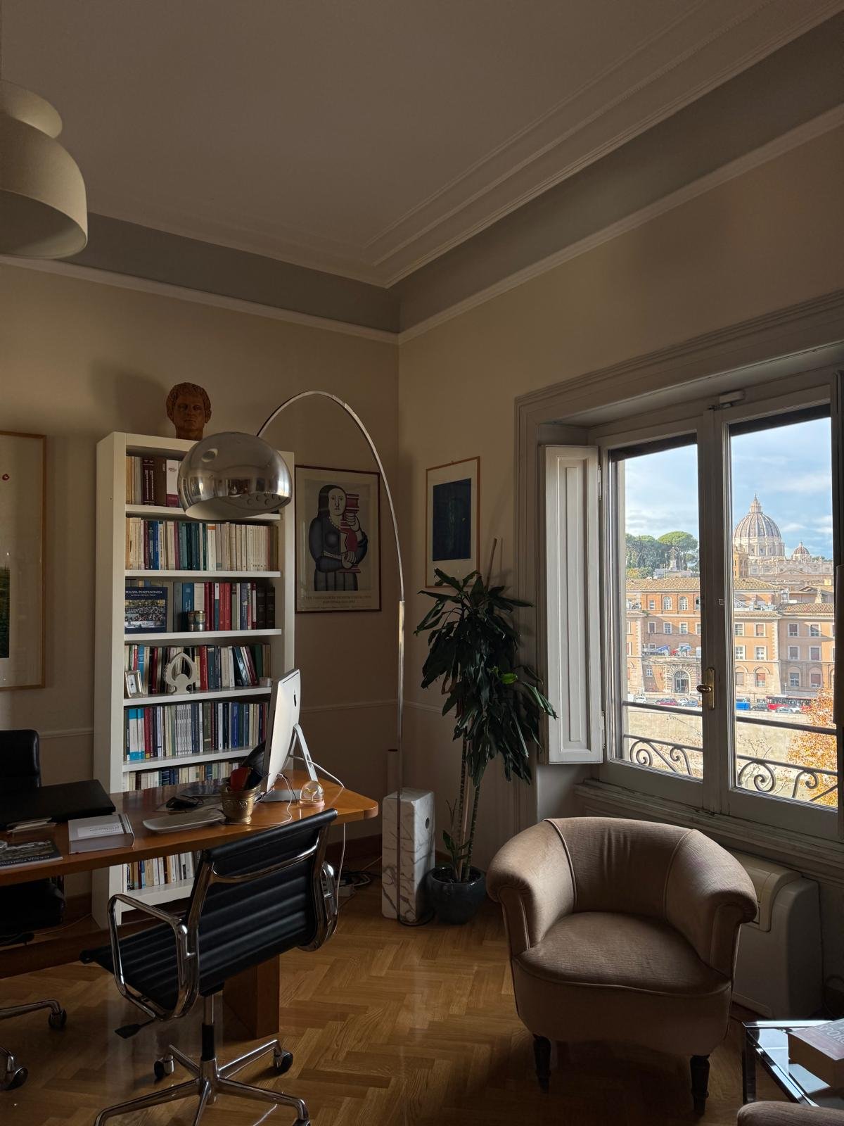 Gli interni dello studio con vista sulla cupola di San Pietro