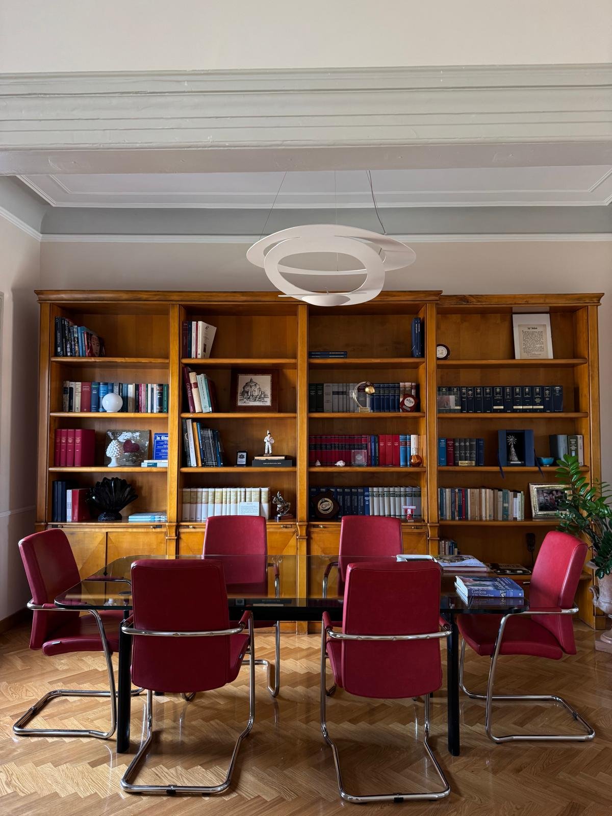 La sala riunioni dello Studio con la libreria